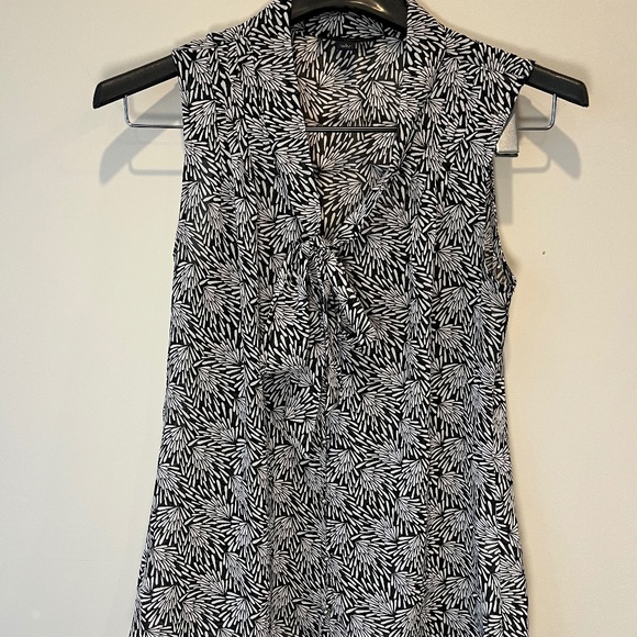 Banana Republic sheer black and white sleeveless size small blouse - Picture 1 of 2